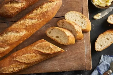 Trong làm bánh, chọn đúng loại bột chính là yếu tố quyết định đến cấu trúc, hương vị và độ ổn định của bánh.  Hàm lượng protein là chỉ số quyết định đến cấu trúc của chiếc bánh bạn muốn làm. Từ nguyên tắc đó, Bột mì Hoa Ngọc Lan được phát triển với ba cấp độ rõ ràng, phục vụ từng mục đích sử dụng cụ thể.  BỘT MÌ HOA NGỌC LAN SỐ 8 Hàm lượng protein thấp, thích hợp cho các dòng bánh mềm, nhẹ như gato, su kem, cookie, giúp cốt bánh mịn, tơi và không bị co lại khi nướng.  BỘT MÌ HOA NGỌC LAN SỐ 11 Cân bằng giữa